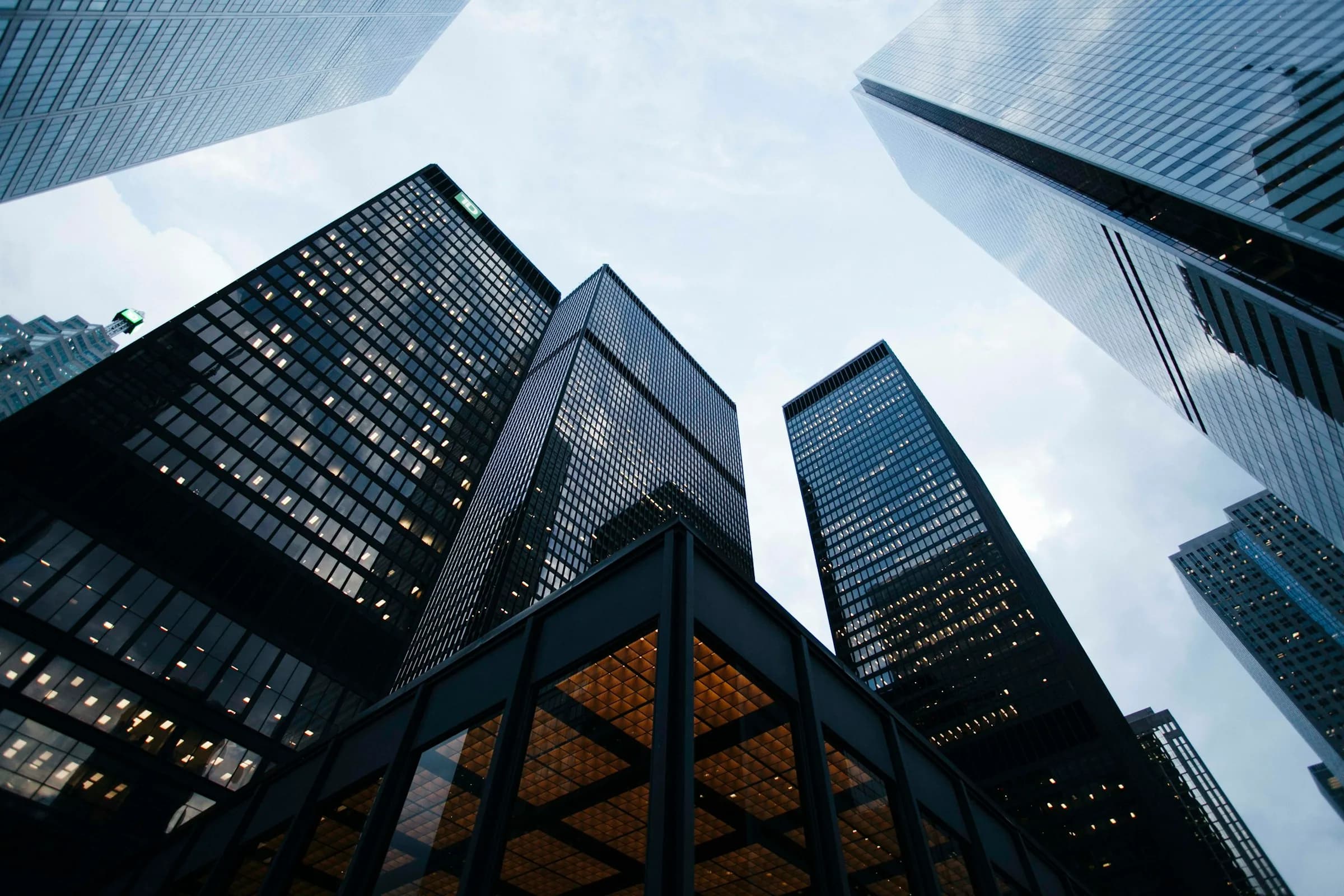 Perspectiva ascendente de edifícios contemporâneos